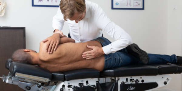 Chiropractor Sten behandelt een patiënt voor lage rugpijn en ischias